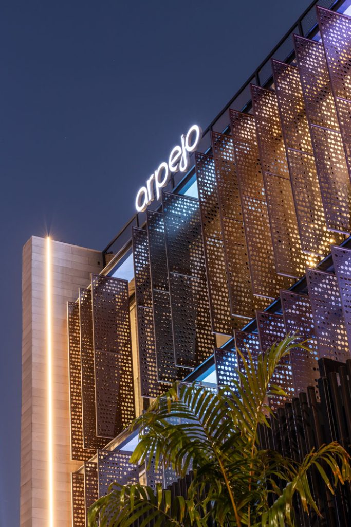 Fachada com brises metálicos marca nova sede da Agência Arpejo, em CAMPINAS